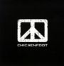 Text: "CHICKENFOOT" in Weiß auf schwarzem Hintergrund. Darüber ein weißes, abgenutztes Logo in Form eines Peace-Zeichens.
