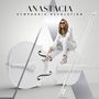 „ANASTACIA SYMPHONIC REVOLUTION“. Eine Frau in Weiß sitzt auf einem übergroßen weißen Cello.