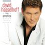 „David Hasselhoff sings America.“ Ein Mann im weißen Anzug blickt direkt, mit blauem Hemd darunter.