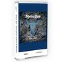 Auf der Kassette steht: „Status Quo - Down Down & Dirty At Wacken“. Mittig auf dem Cover ist ein blaues Stier-Logo im Schlamm.