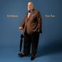 "Ed Motta" links, "Toe-Toc" rechts. Ein Mann im Anzug mit Regenschirm steht vor blauem Hintergrund.