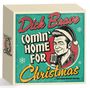 „Dick Brave, Comin' Home for Christmas“ steht in großen Buchstaben. Illustration eines Mannes mit Mikrofon und Weihnachtsmütze.