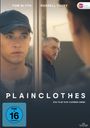 "PLAINCLOTHES" - Ein Film von Carmen Emmi. FSK ab 16. Zwei Männer, einer mit Baseballkappe, im Gespräch.