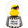 "Älter ist wie jung. Nur cooler" steht auf einem Sockel. Eine gelbe Gummiente mit Sonnenbrille ist in einer Glaskugel.