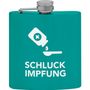 Text: "SCHLUCK IMPFUNG". Illustration einer Flasche, die in einen Löffel tropft, auf einem türkisfarbenen Flachmann.