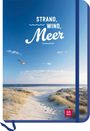 "STRAND, WIND, Meer" in weißer Schrift vor blauem Himmel. Eine Möwe fliegt über Dünen Richtung Meer. Logo in der Ecke.