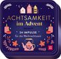 "Achtsamkeit im Advent: 24 Impulse für die Weihnachtszeit." Illustration mit Kerzen, Pflanzen und Häuschen auf dunklem Hintergrund.