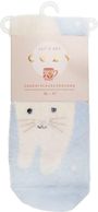 „LET'S GET COZY“, „COUCH-FLAUSCHSOCKEN“, Größe 36-41. Flauschige weiße Socken mit Katzenmotiv auf hellem Blau.