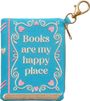 "Books are my happy place" auf einer blauen Tasche mit Herzen und Schnörkeln, daran ein goldener Karabiner.
