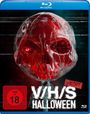 „FSK ab 18“, „V/H/S HALLOWEEN UNZENSIERT“. Eine rote Totenkopf-Lutschfigur, umhüllt von Folie.