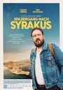 Text: "Charly Hübner, Lina Beckmann, ein Film von Lars Jessen, Spaziergang nach Syrakus." Im Hintergrund ein Mann im Jeanshemd vor einer Küstenlandschaft.