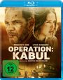 Roschdy Zem und Lyna Khoudri in "Operation: Kabul", ein Film von Martin Bourboulon. Staubige Szene mit zwei Menschen.