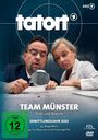 „Tatort“ großes Logo oben, „Team Münster Thiel und Boerne“. Zwei Personen untersuchen etwas mit Lupe.