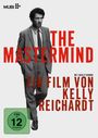 "The Mastermind", ein Film von Kelly Reichardt, mit Josh O’Connor. FSK ab 12 freigegeben. Schwarz-weißer Mann im Anzug.