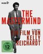 "The Mastermind" in großen roten Buchstaben, "Ein Film von Kelly Reichardt" darunter. Bild eines Mannes im Anzug, FSK 12-Symbol.
