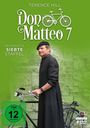 "Terence Hill, Don Matteo 7, Die komplette siebte Staffel. FSK ab 12 freigegeben. Ein Mann steht mit einem Fahrrad."