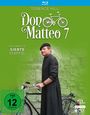 "Don Matteo 7", Terence Hill neben einem Fahrrad, grünem Hintergrund, schwarze Kleidung und FSK 12 freigegeben Siegel.