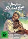 "Der Junge vom Sklavenschiff" steht groß im Zentrum. Ein Seemann umarmt einen Jungen, während Segelschiffe im Hintergrund sichtbar sind.