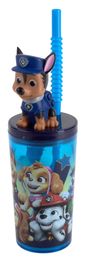 Blauer Becher mit Cartoon-Welpen, Plastikfigur eines Hundes in Uniform oben, blauer Trinkhalm.