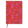 Kein Text vorhanden. Ein Notizbuch mit rotem Hintergrund und violetten Blumenmuster, rosa Gummiband und Lesebändchen.
