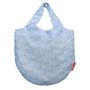 Text: "CLOTHO". Hellblaue Tasche mit einem Muster aus kleinen blauen Blumen und weißen Akzenten. Roter Markenanhänger.