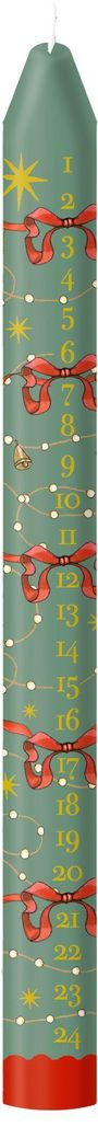 Adventskerze mit den Zahlen 1 bis 24, verziert mit Sternen, roten Schleifen und Glocken auf grünem Hintergrund.