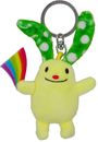 Ein Plüsch-Schlüsselanhänger in Form eines lächelnden gelben Hasen mit grünen Ohren und einer Regenbogenfahne.