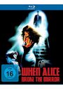 „FSK ab 16 freigegeben“ und „WHEN ALICE BROKE THE MIRROR“. Eine Frau schaut ängstlich, hinter ihr eine Treppe.