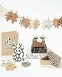 Text: "I'M SO THANKFUL FOR YOU." Dekorative Geschenkverpackungen und Eicheblatt-Girlande in neutralen Farben.