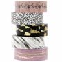 Fünf übereinander gestapelte Washi-Tape-Rollen mit verschiedenem Design, darunter Blumen, Kreise und goldene Muster.