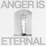 Text: "ANGER IS ETERNAL". Eine leuchtende, humanoide Skulptur in einem Gestell vor einem weißen Hintergrund.