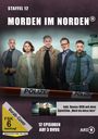 „Staffel 12, Morden im Norden“, fünf Menschen vor einem Polizeiband, FSK 6 beantragt, Leuchtturm im Hintergrund.
