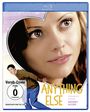 Text "ANYTHING ELSE", "Drehbuch & Regie Woody Allen", großes Frauengesicht im Herzrahmen, kleiner Mann daneben.