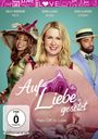 Drei Personen in eleganter Kleidung. Text: "Auf Liebe gesetzt" und "Hats Off to Love". Blumiger Hintergrund.