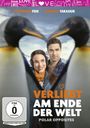 „VERLIEBT AM ENDE DER WELT“, zwei Pinguine formen ein Herz um ein lächelndes Paar vor verschneiter Landschaft.