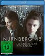 Texts: "NÜRNBERG 45", "IM ANGESICHT DES BÖSEN", Schauspielernamen. Zwei ernste Gesichter vor historischem Gerichtssaal.