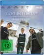 "Lost in Fuseta - Ein Krimi aus Portugal - Weiße Fracht." Drei Personen in Polizeiwesten vor einem historischen Gebäude.