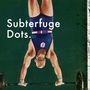 "Subterfuge Dots." Ein Gewichtheber steht kopfüber auf einer Stange, grüne Kulisse.