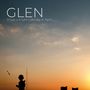 Texte: „GLEN. It was a bright cold day in April,...“ Silhouette eines Kindes mit Drachen, Sonnenuntergang und Gebäude.