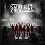 „SAINT CITY ORCHESTRA“, „THIS AIN’T QUIET“: Sechs silhouettierte Personen auf einer Bühne, Blick auf jubelnde Menschenmenge.