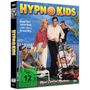 Texte: "HYPNO KIDS", "Mind Control Madness", FSK 12. Menschen mit Getränken, Frau mit Tablett, Rasenmäher, blauer Himmel.
