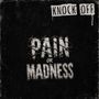 „KNOCK OFF“, „PAIN OR MADNESS“. Dunkler, rauer Hintergrund mit Stacheldraht auf dem Wort „PAIN“.