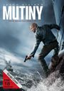 "Jason Statham" und "MUTINY. Keine Gnade auf hoher See." Ein Mann mit Waffe auf einem Schiff im Sturm.