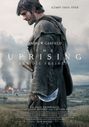 "KÄMPF ODER STIRB. ANDREW GARFIELD. THE UPRISING - FÜR DIE FREIHEIT. Hintergrund: brennende Gebäude, mittelalterlicher Krieger."