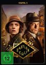 Oben steht "STAFFEL 5", darunter "BABYLON BERLIN" in einem schwarzen Diamant. Zwei Personen in 1920er-Kleidung.