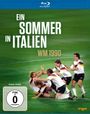 Text: "Ein Sommer in Italien" und "WM 1990". Fußballspieler in weiß-schwarzen Trikots jubeln auf einem Spielfeld.