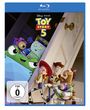„FSK ab 0 freigegeben“, „Disney Pixar Toy Story 5“. Figuren spähen vorsichtig hinter einer Tür hervor.