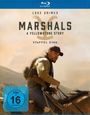 "Luke Grimes, MARSHALS: A Yellowstone Story, Staffel Eins." Ein Mann reitet in Westernkleidung auf einem Pferd.
