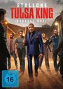 "STELLONE TULSA KING Staffel Drei" oben, FSK 16 Hinweis. Ein Mann im blauen Anzug mit Baseballschläger, Gruppe im Hintergrund.