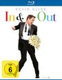 Oben steht "Kevin Kline", darunter "In & Out". Ein Mann im Anzug hält einen Blumenstrauß. FSK 6 freigegeben.